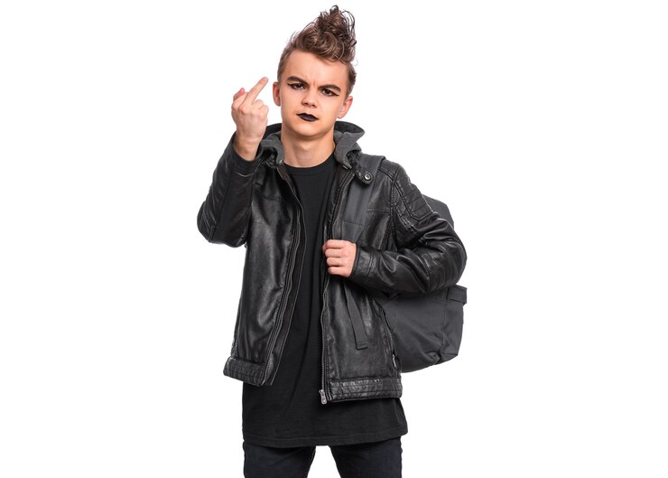 Foto estudante adolescente irritado com mochila no estilo gótico punk vestido de preto mostrando o dedo médio isolado no fundo branco adolescente de volta à escola criança com maquiagem assustadora mostra mau sinal