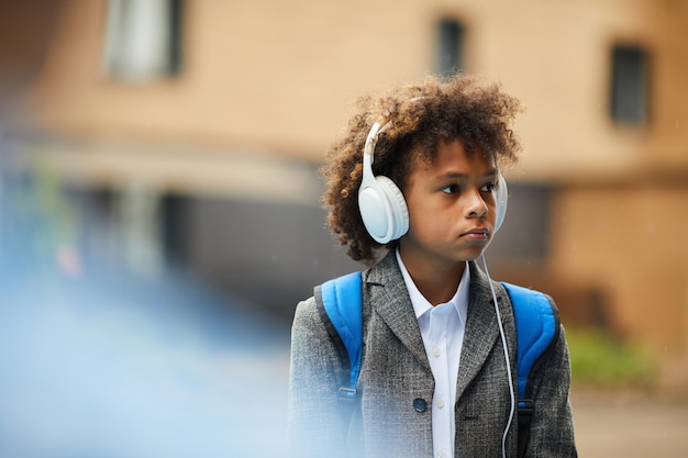 Estudante Africano indo para a escola