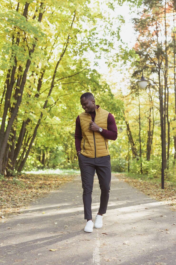 Foto estudante afro-americano caminhando no parque na temporada de outono