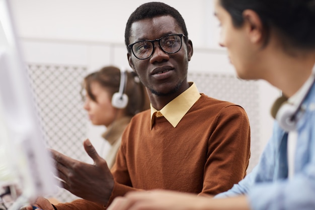 Estudante afro-americano na aula de informática