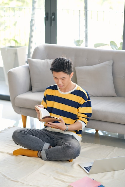 Estudante asiática com laptop se preparando para o exame em casa