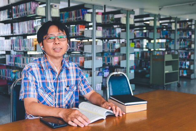 Estudante asiática sorridente, trabalhando em uma biblioteca