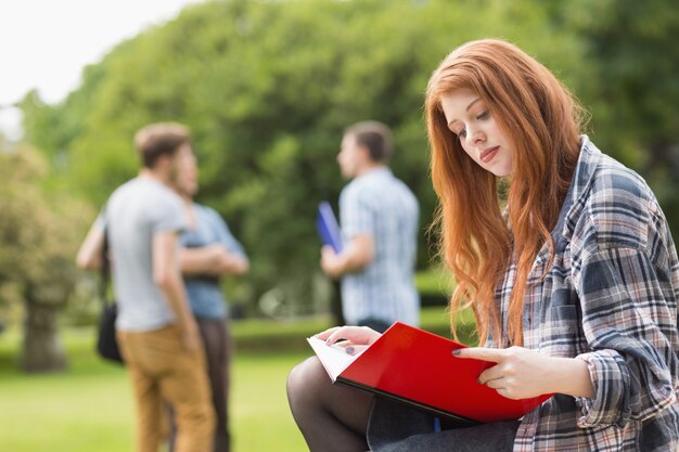 Estudante bonita, estudando fora no campus