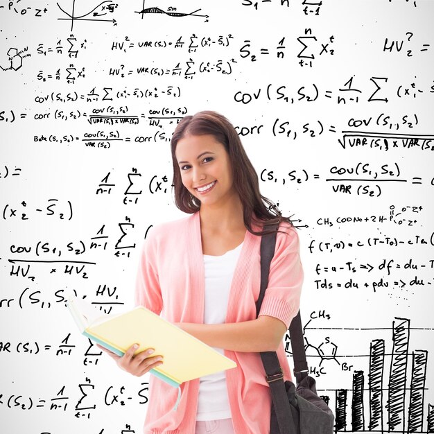 Foto estudante bonita sorrindo para a câmera contra equações matemáticas