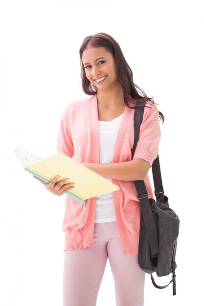 Estudante bonita sorrindo para a câmera no fundo branco