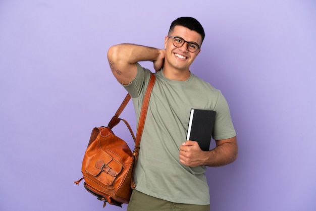 Estudante bonito sobre fundo isolado rindo