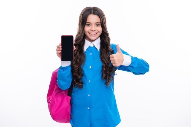 Estudante colegial com mochila usando telefone inteligente Uniforme escolar