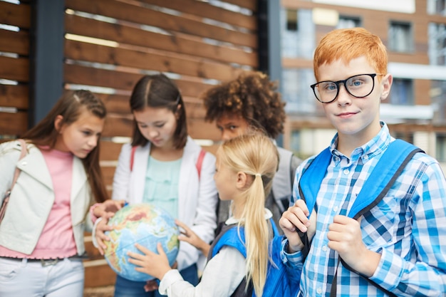 Estudante com colegas ao ar livre