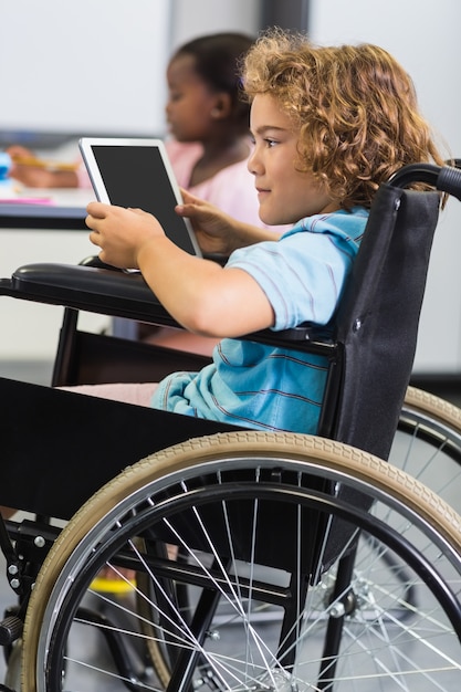 Foto estudante com deficiência usando tablet digital