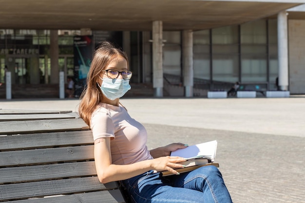 Estudante com gesso na mão de volta à escola no outono após a vacinação no início do novo ano letivo durante covid19 adolescentes recebem a vacina