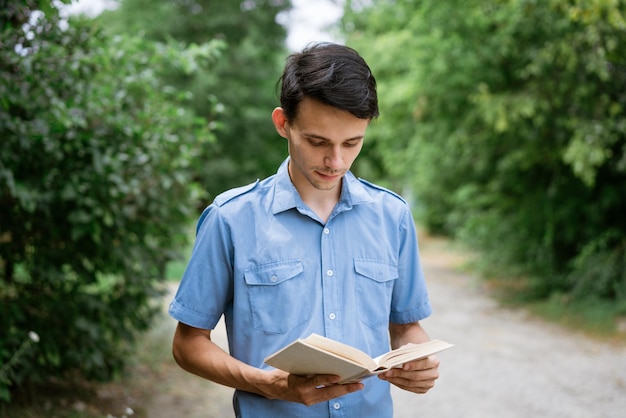 Estudante com livro na mão no parque