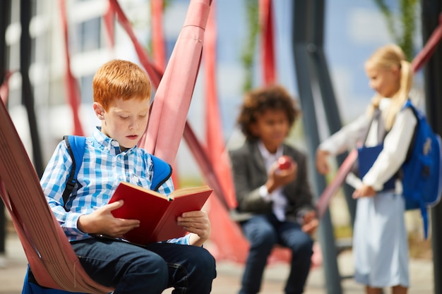 Estudante com livro no parque