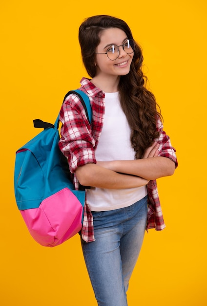 Estudante com mochila Fundo isolado de estudante adolescente Aprendizagem e conhecimento Vá estudar Conceito de educação infantil De volta à escola Adolescente feliz positivo e sorridente