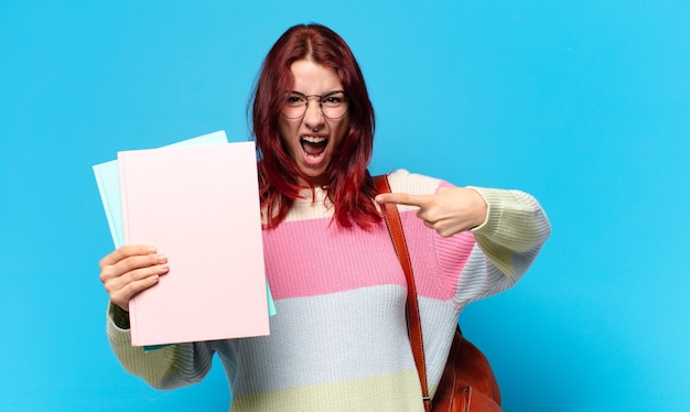 Foto estudante com raiva mostrando documentos