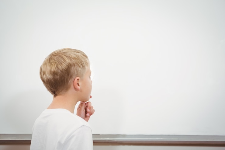 Foto estudante confundido olhando o quadro branco