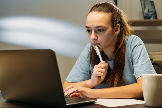 Foto estudante de aprendizagem à distância de auto-educação escrevendo notas