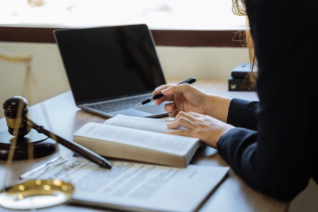 Estudante de direito está sentado à mesa de leitura