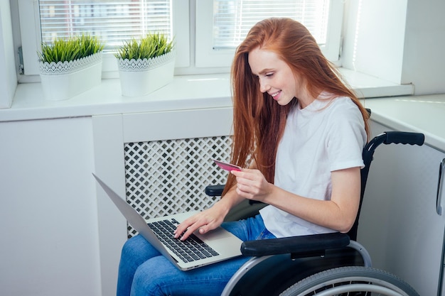 Estudante de empresária ruiva feliz confiante em cadeira de rodas trabalhando no escritório.