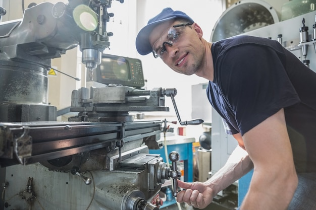 Estudante de engenharia usando broca grande