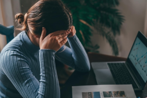 Estudante de escola adolescente entediado cansado sentindo dor de cabeça ou fadiga fazendo lição de casa em casa adolescente doente deprimido exausto estudando sozinho preocupado com problemas difíceis de educação conceptxa