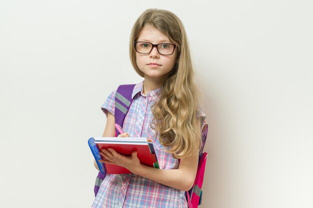 Estudante de escola primária de criança menina