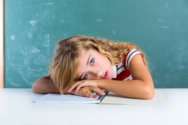 Estudante de estudante de expressão triste chata na mesa