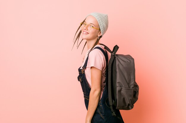 Estudante de hipster adolescente bonito caucasiano