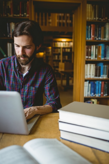 Foto estudante de hipster estudando em biblioteca