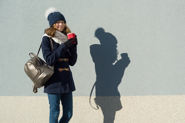 Estudante de inverno ao ar livre retrato feminino