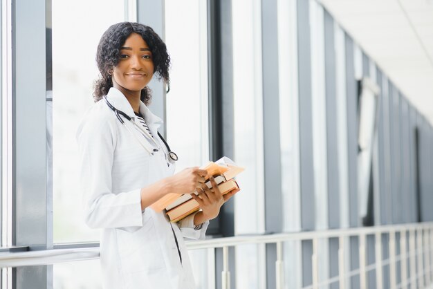 Estudante de medicina africana com um sorriso