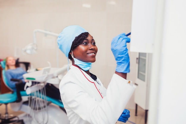 Estudante de medicina dentista. Jovem negra em uma sala de tratamento odontológico