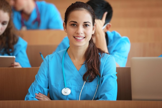 Estudante de medicina inteligente em palestra dentro de casa