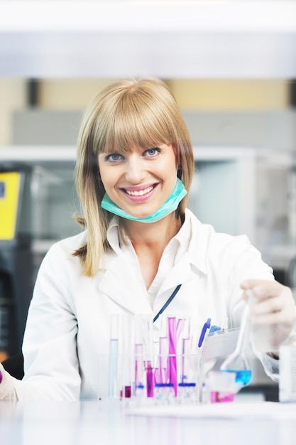 estudante de medicina pesquisadora segurando um tubo de ensaio no laboratório de química brilhante