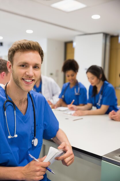 Estudante de medicina sorrindo para a câmera durante a aula