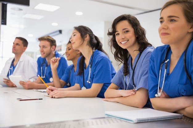 Estudante de medicina sorrindo para a câmera durante a aula