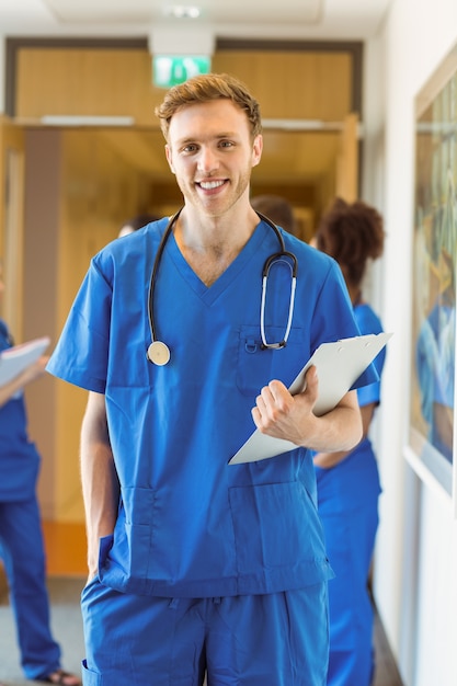 Estudante de medicina sorrindo para a câmera