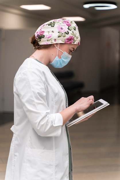 Foto estudante de medicina usando máscara médica