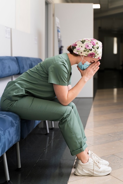 Foto estudante de medicina usando máscara médica