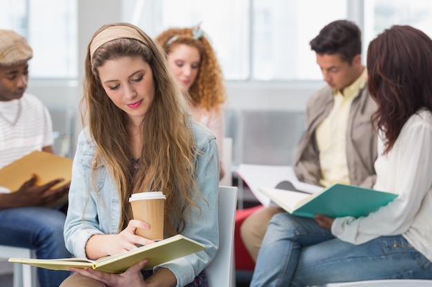 Estudante de moda lendo suas anotações