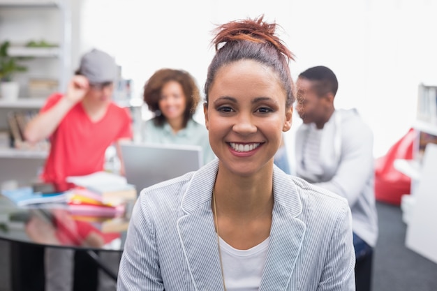 Foto estudante de moda sorrindo para a câmera