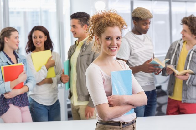 Estudante de moda sorrindo para a câmera