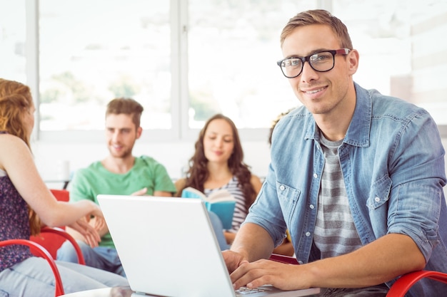 Estudante de moda usando seu laptop