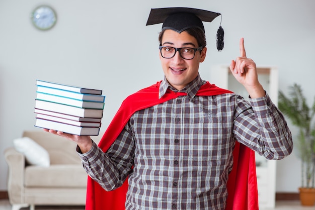 Estudante de super herói com livros estudando para os exames