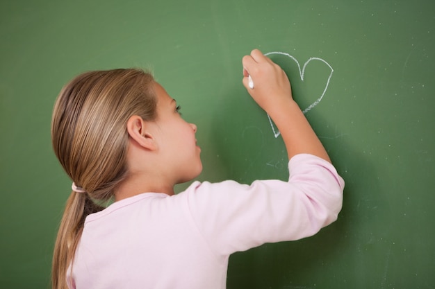 Estudante desenhando um coração