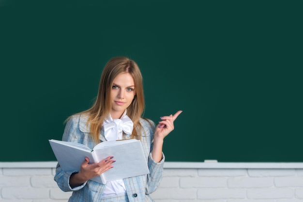 Estudante do ensino médio aprendendo inglês ou matemática na aula lendo livro