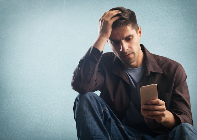 Foto estudante do sexo masculino trabalhando no telefone