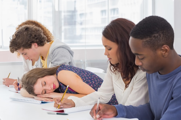 Foto estudante dormindo durante uma aula