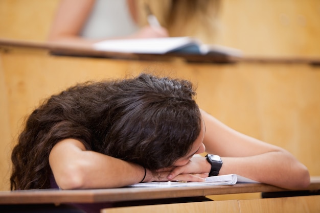 Estudante dormindo em sua mesa