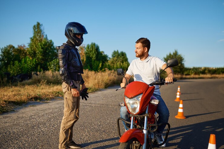 Foto estudante e instrutor do sexo masculino, lição sobre motordrome
