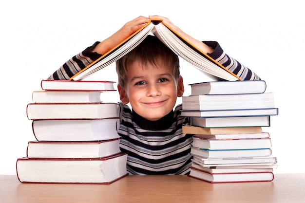 Estudante e um monte de livros